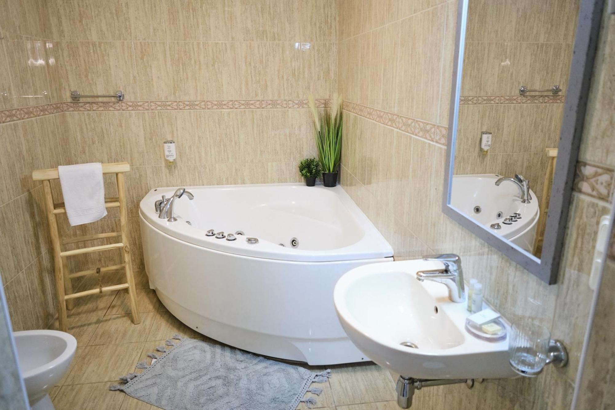 Hotel Pernigele Yelgavkrasty Extérieur photo